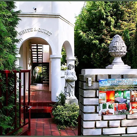 Pensiune White & Quiet House